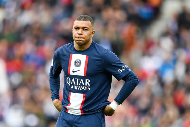 Ile zarabia Mbappe w PSG? Zaskakujące szczegóły jego kontraktu Ile zarabia Mbappe w PSG? Zaskakujące szczegóły jego kontraktu